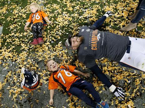 שוחים בבריכה של קונפטי (Getty)