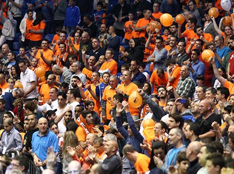 הקהל הכתום בהיכל (אלן שיבר)