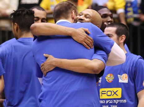 חיבוק חם בין סמית' לטבק (אלן שיבר)