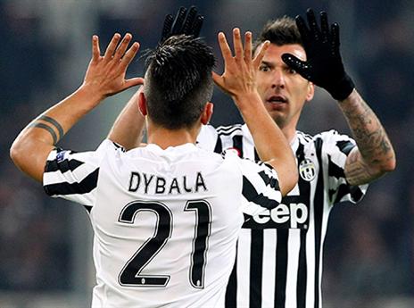 דיבאלה חוגג עם מנדזוקיץ'. "נתנו את הכל" (getty(