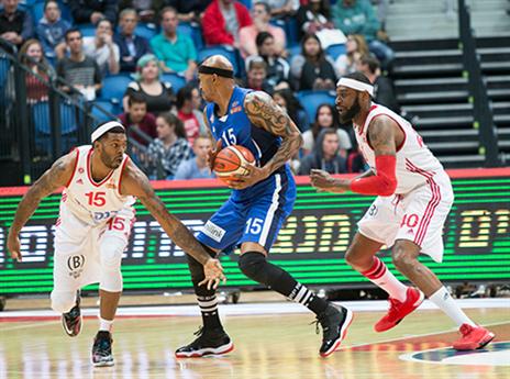 סינגלטון מוקף בשחקני ירושלים (עודד קרני)