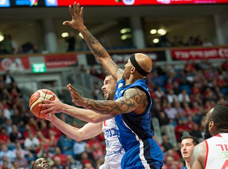 הלפרין עולה לסל מול סינגלטון (עודד קרני)