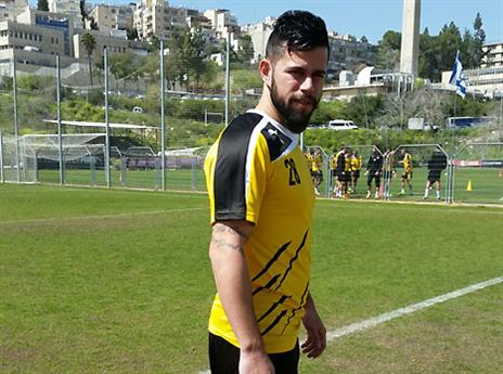 אחרי חצי שנה בחוץ. משען שוב על מדים