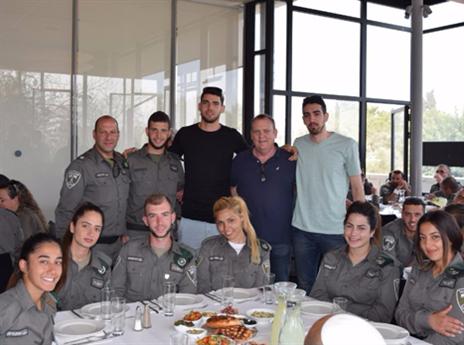 טימור, מנקו והחיילים. יוזמה מבורכת