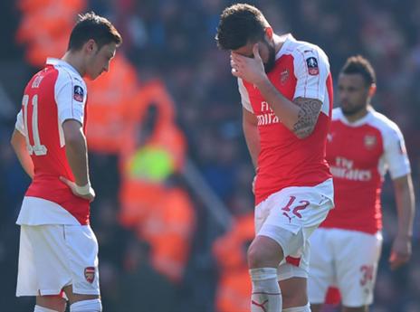 עם הפנים בין הידיים (gettyimages)