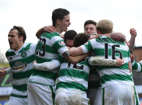 סלטיק וביטון חוגגים. בלתי ניתנים לעצירה (getty)