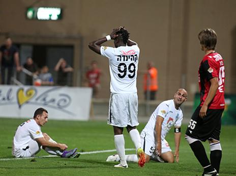 חזרה בגדול למאבקי התחתית. עכו מסובכת (צילום: יוסי שקל)