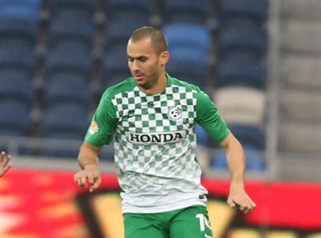 הגזרים שהושלכו לדשא באימון מכבי חיפה (צילום: מתוך טוויטר)