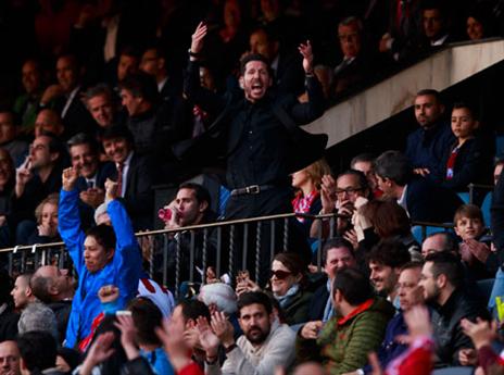 סימאונה אחרי שנשלח ליציע (GETTYIMAGES)