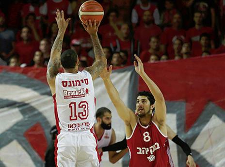 סימונס קולע. הפועל ת"א כמעט לא החטיאה במחצית הראשונה (אלן שיבר)