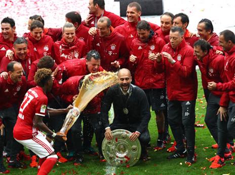 פפ ובאיירן חוגגים אליפות. "חוויה שונה מברצלונה" (getty)