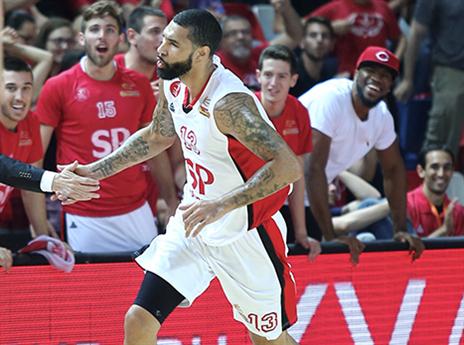 לוהט מהשלוש. סימונס (אלן שיבר)