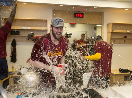 השמפניה נשפכה כמו מים בחדר ההלבשה של הקאבס (getty)