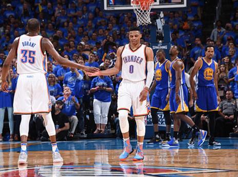 דוראנט ווסטסברוק עצרו את גולדן סטייט בהגנה (gettyimages)