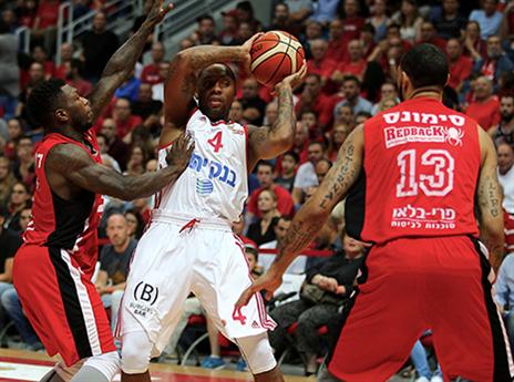 רובינסון מנסה לעצור את רולנד (אלן שיבר)