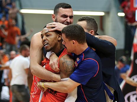 הגיע כעוס לחצי הגמר. ליונס מתחבק (אלן שיבר)