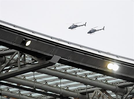 מסוקים חגים מעל הסטאד דה פראנס (gettyimages)