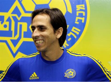 מחזה נדיר. יוסי בניון בצהוב (צילום: האתר הרשמי של מכבי ת"א)