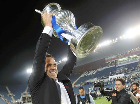 רוני לוי מניף גביע. סיים עונה בטעם מתוק (צילום: אלן שיבר)