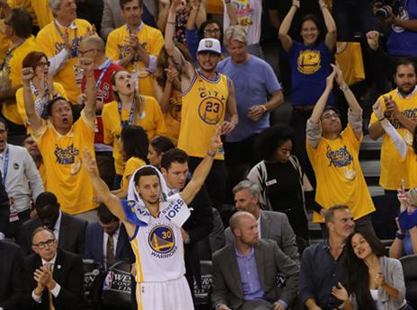 רוצים לגעת בקרי. אוהדי הווריירס (getty)