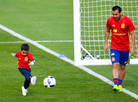 ישחק? פדרו ובנו, בראיין, באימון של ספרד (Getty)