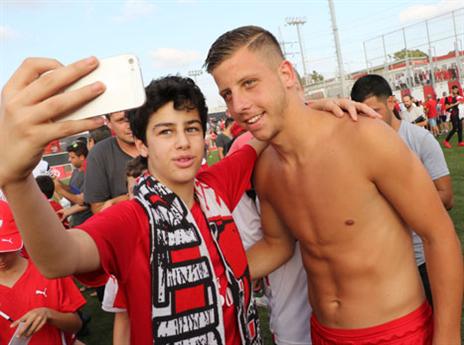 חיוכים בפתיחת העונה. רייכרט (צילום: דני מרון)