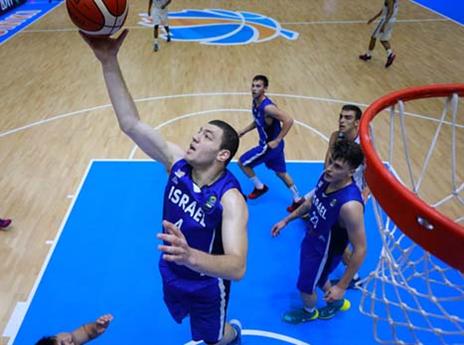 ארצי לוקח עוד כדור חוזר (FIBA)