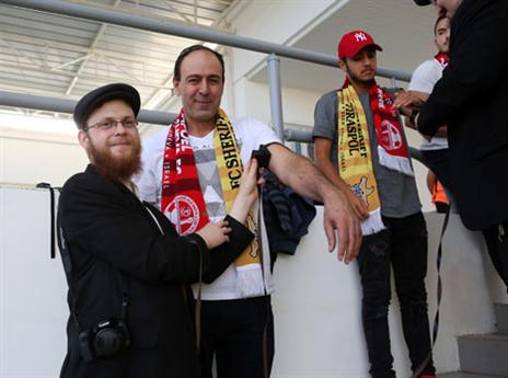 הקהילה היהודית בטירספול הגיעה לתמוך (צילום: אודי ציטיאט)