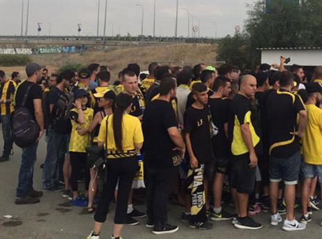 מאות אוהדי בית"ר מחוץ לאיצטדיון