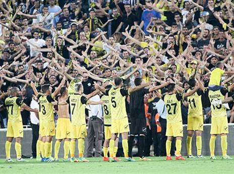 שחקני בית"ר חוגגים עם האוהדים (דני מרון)