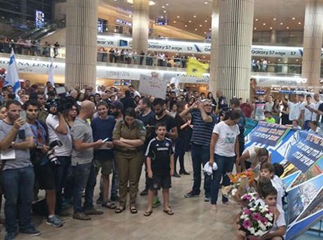 שמחה גדולה בנתב"ג (אלן שיבר)