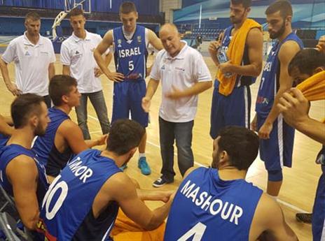 אדלשטיין יחד עם השחקנים