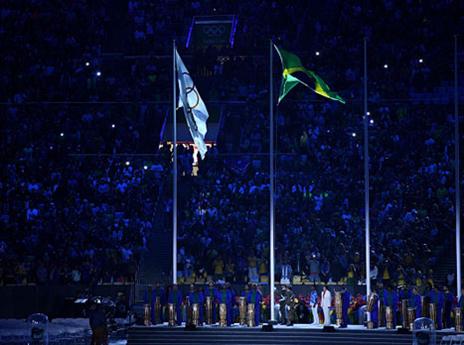 הדגל האולימפי והברזילאי עולים לראש התורן (gettyimages)