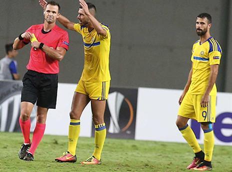 הצהובים ביקשו הסברים מהשופט (צילום: אלן שיבר)