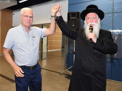 חיוכים בתחילת העונה, אך זה יראה במאי? (באדיבות עמוד הפייסבוק של מכבי חיפה)