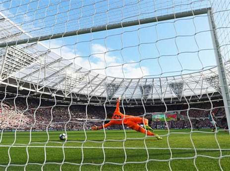 אדריאן לא ירצה לזכור את המשחק הזה (Getty)