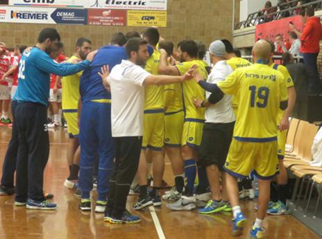 יוצאת מהמשבר? מכבי ראשל"צ חוגגת (צילום: מכבי ראשל"צ)