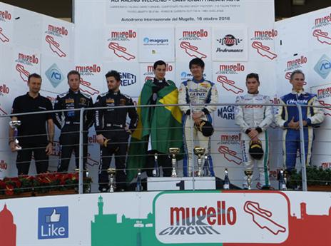 בר ברוך שוב על הפודיום