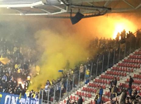 רימוני העשן של הקהל הצהוב