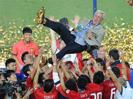 ינסה להצליח עם נבחרת סין. ליפי אחרי הזכייה בליגת האלופות של אסיה (Getty)