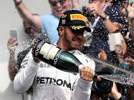 בפוזה מוכרת. המילטון חוגג (getty)