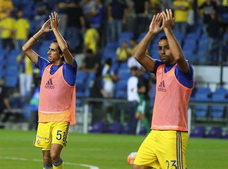 בעוד הקהל של חיפה קילל, האוהדים הצהובים תמכו (אלן שיבר)