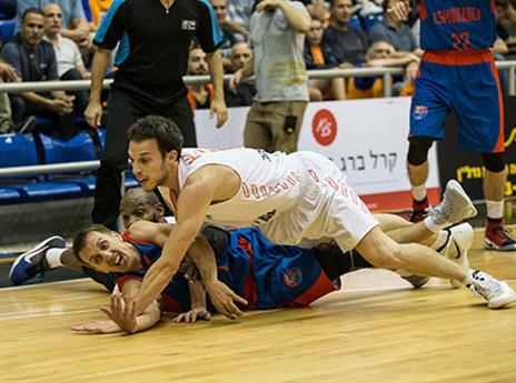 מאבק בבית מכבי. חנוכי נלחם על הכדור (עודד קרני)