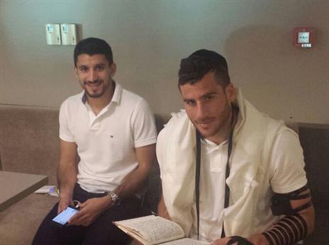 תומר חמד ואלמוג כהן מצאו זמן לתפילת שחרית