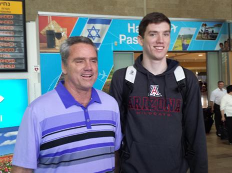 בראד וטי ג'יי ליף בעת הביקור בישראל