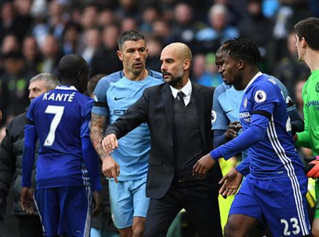 פפ מנסה להרגיע את הרוחות (getty)