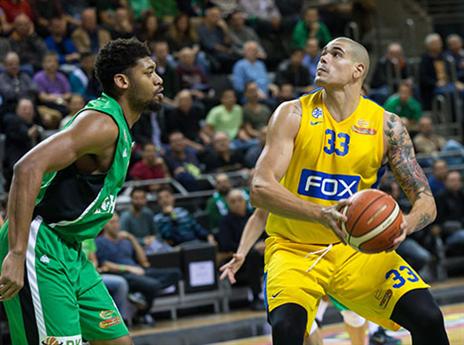 התקשה מתחת לסל ברבע הראשון. צירבס (עודד קרני)