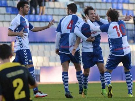 אסולין חוגג. שער מדהים לקשר (צילום: האתר הרשמי של סבאדל)