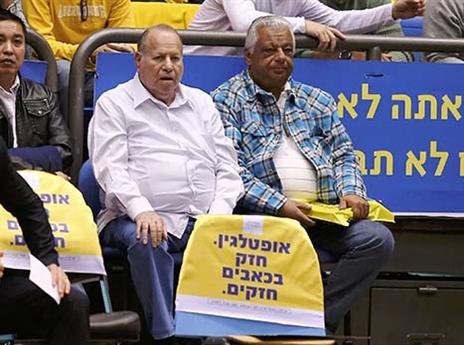 גם שמלוק צפה מקרוב (צילום: אלן שיבר)
