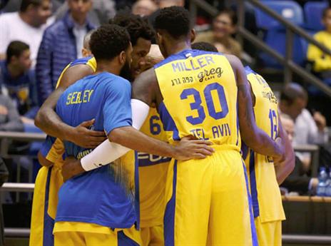 שחקני מכבי מתאספים. ההיתקלויות הצביעו על אכפתיות ומחויבות (אלן שיבר)